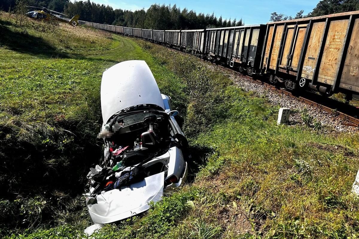 BMW po zderzeniu z pociągiem towarowym