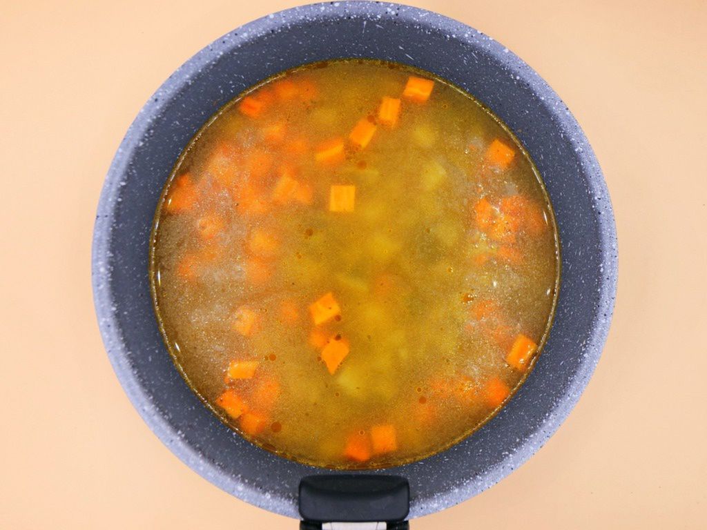 Zupa z ogórków konserwowych, ziemniaka i marchewki z jogurtem przepis