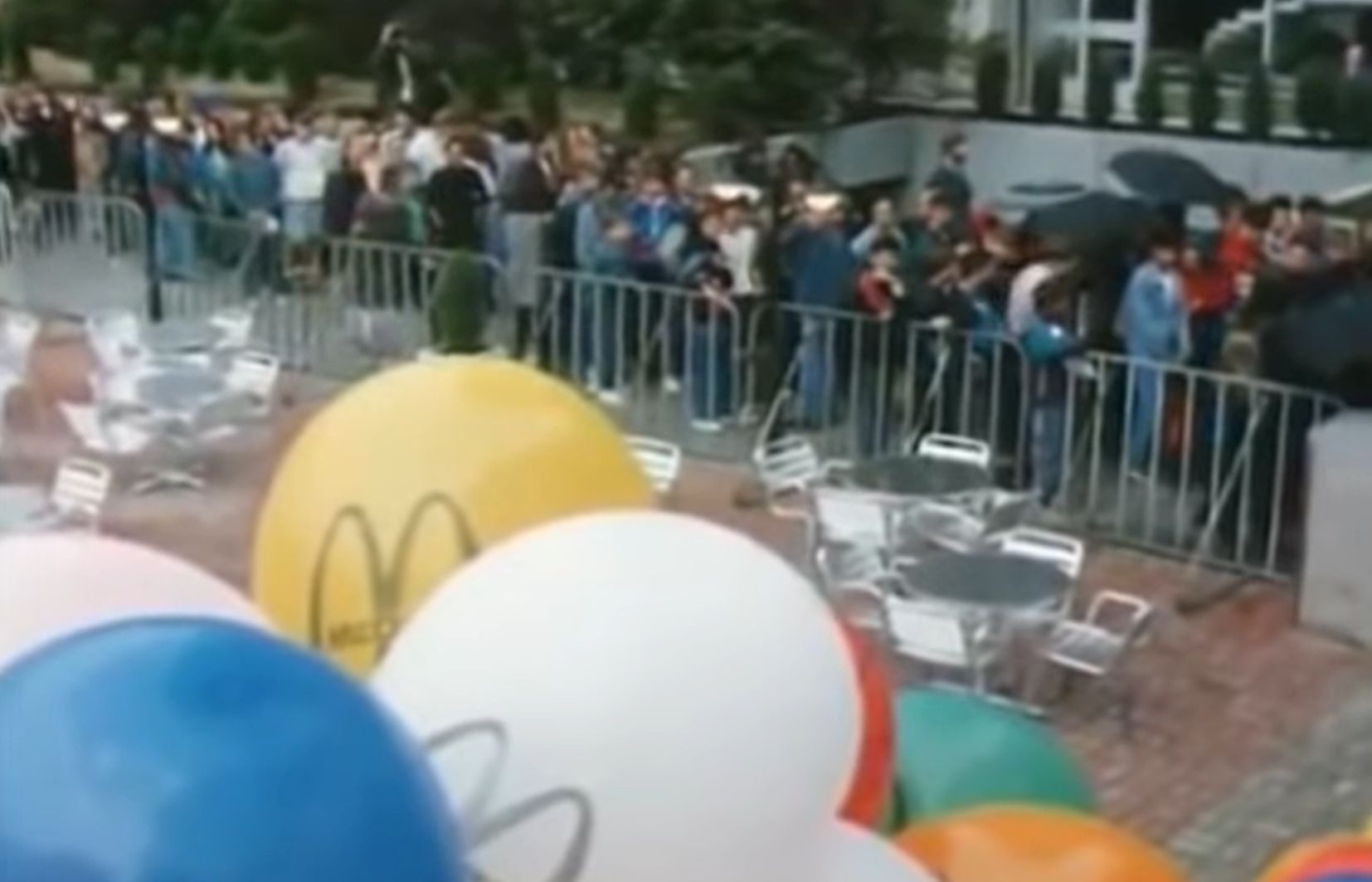 Tłumy podczas otwarcia pierwszego polskiego McDonalda (kadr z "Polskiej Kroniki Filmowej" nr 27)