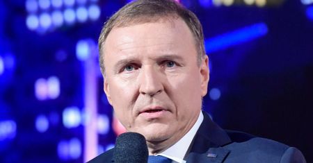 "Gazeta Wyborcza" zdradza kulisy pracy ochroniarzy Jacka Kurskiego. Mieli KUPOWAĆ JEGO ŻONIE CUKIERKI, wozić pranie i karmić ich kota...