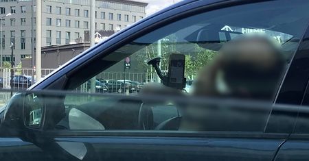 Ręce na kierownicy, oczy na smartfonie. Kierowcy wykorzystują technologię i lukę w prawie