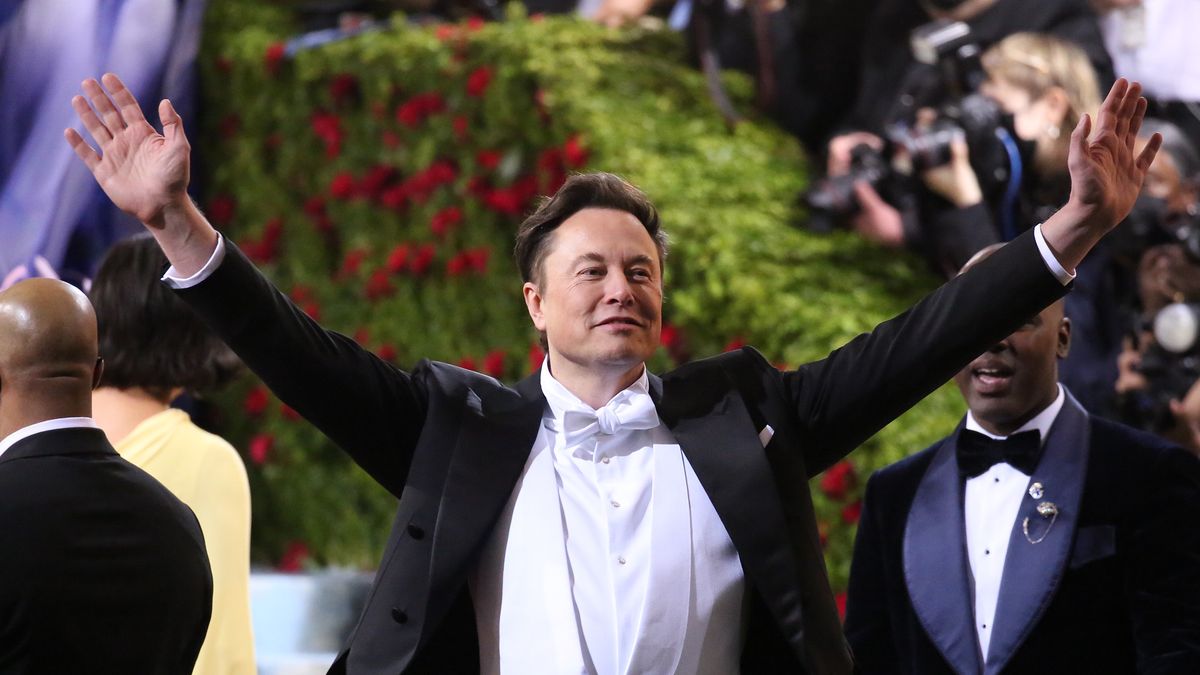 NEW YORK, NEW YORK - MAY 02: Elon Musk arrives for the 2022 Met Gala Celebrating "In America: An Anthology of Fashion" at The Metropolitan Museum of Art on May 02, 2022 in New York City. (Photo by Rob Kim/GC Images)