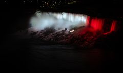 Imponujący widok. Wodospad Niagara podświetlony na biało-czerwono