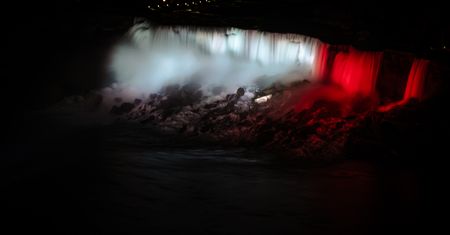 Imponujący widok. Wodospad Niagara podświetlony na biało-czerwono