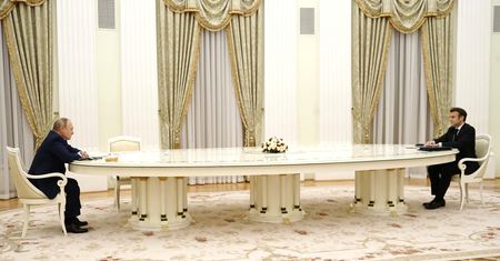 Dlaczego Putina i Macrona dzielił ogromny stół? Poszło o test na COVID-19