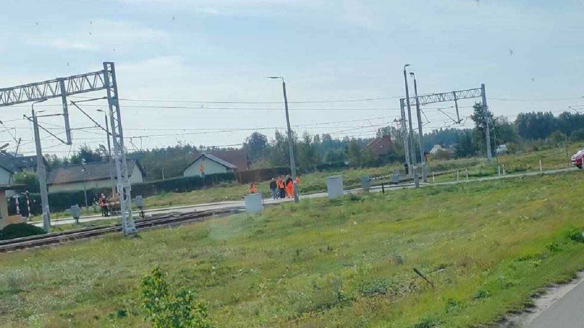 Zerwana trakcja kolejowa nad przejazdem w Niedrzwicy Dużej