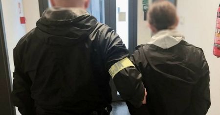 Oto co 47-latka robiła seniorom. Najpierw prosiła o szklankę wody