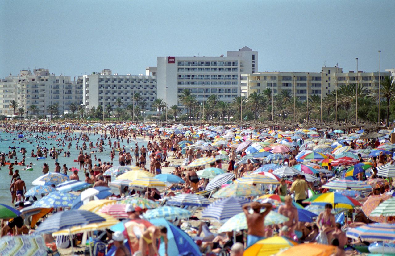 "Halo Polacy". Paradoks Majorki. "Większość osób jedzie tam ze względu na fajne plaże"