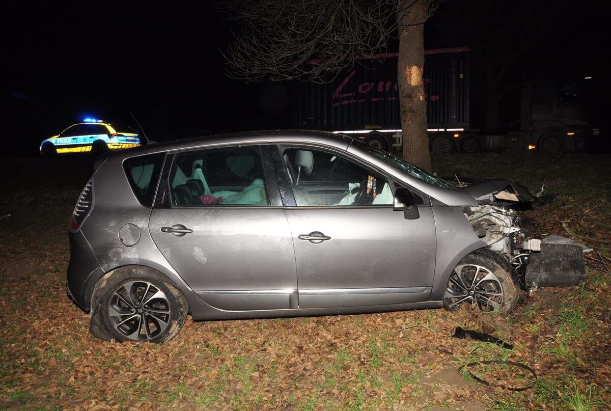 Roztrzaskany renault w Zakręciu