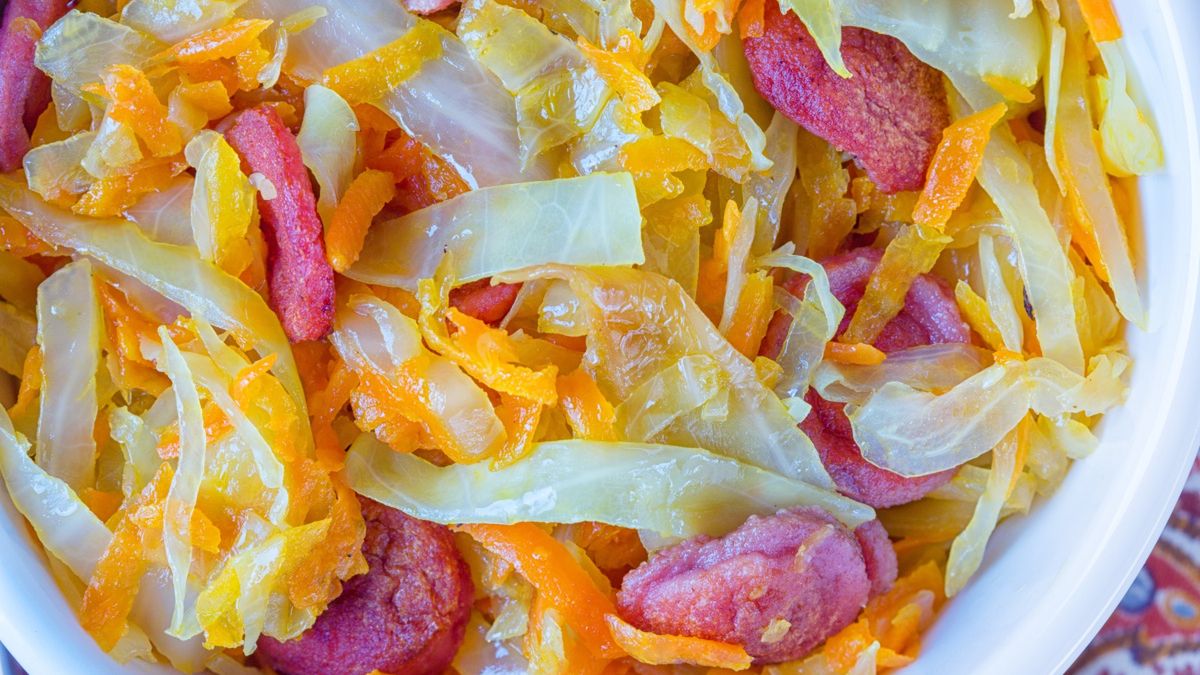 Młoda kapusta z kiełbasą i marchewką