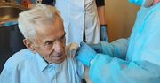 Szczepienia na COVID. Pan Stanisław wkrótce świętować będzie 111. urodziny. Właśnie został zaszczepiony