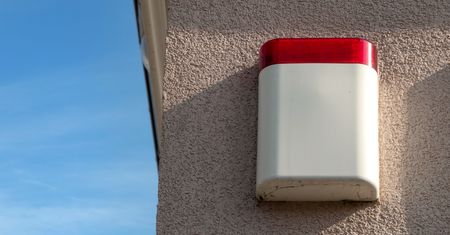 W domu na Bemowie od rana wyje alarm. Służby są bezradne