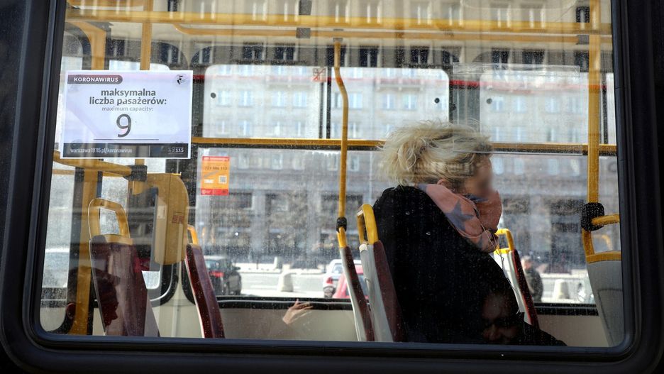 Warszawa. Władze miasta uruchamiają kampanię informacyjną przypominającą o obowiązku zakrywania twarzy w pojazdach transportu publicznego