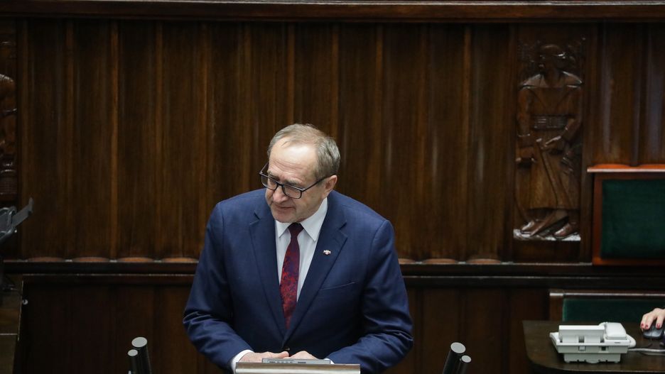 Warszawa, 08.02.2024. Poseł PiS Jacek Bogucki na sali obrad izby w Warszawie, 8 bm. Sejm kontynuuje posiedzenie. Posłowie zajmą się m.in. projektem noweli ustawy ws. pomocy obywatelom Ukrainy w związku z konfliktem zbrojnym na terytorium tego państwa. (amb) PAP/Tomasz Gzell