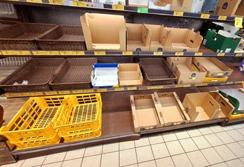 Alarm w sklepach - też w Lidlu i Biedronce. Znane truskawki wycofane, szkło w jogurcie