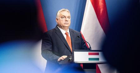 Ukłon i cios. Komisja Europejska nie odpuszcza Węgrom