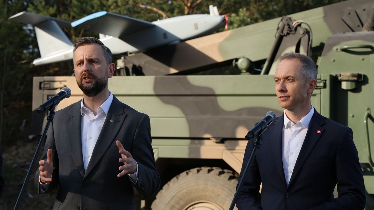 W�adys�aw Kosiniak-Kamysz, Cezary Tomczyk
Pawe� Supernak
1 Warszawska Brygada Pancerna, obrona, polityka, systemy, uzbrojenia, uzbrojenie, wystawa, bezza�ogowe, briefing, konferencja, polityk, polska produkcja, polskich, polskie, prasowa, prasowy, si�y zbrojne, wyprodukowane w Polsce, dla wojska, militaria, militarne, sprz�t wojskowy, W�adys�aw Kosiniak Kamysz, jednostka wojskowa, obrona narodowa, przemys� zbrojeniowy