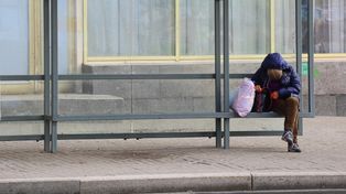 Toruń: 66-letnia kobieta znaleziona na przystanku. Służby zareagowały