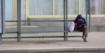 Toruń: 66-letnia kobieta znaleziona na przystanku. Służby zareagowały