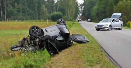 Mercedes wyleciał w powietrze. 4-letnie dziecko i kierowca wypadli