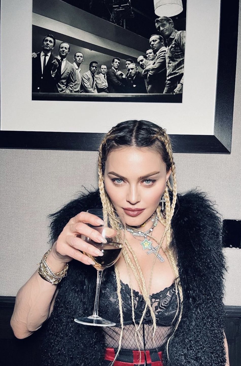 63-letnia Madonna eksponuje krocze i wypina pupę popijając winko