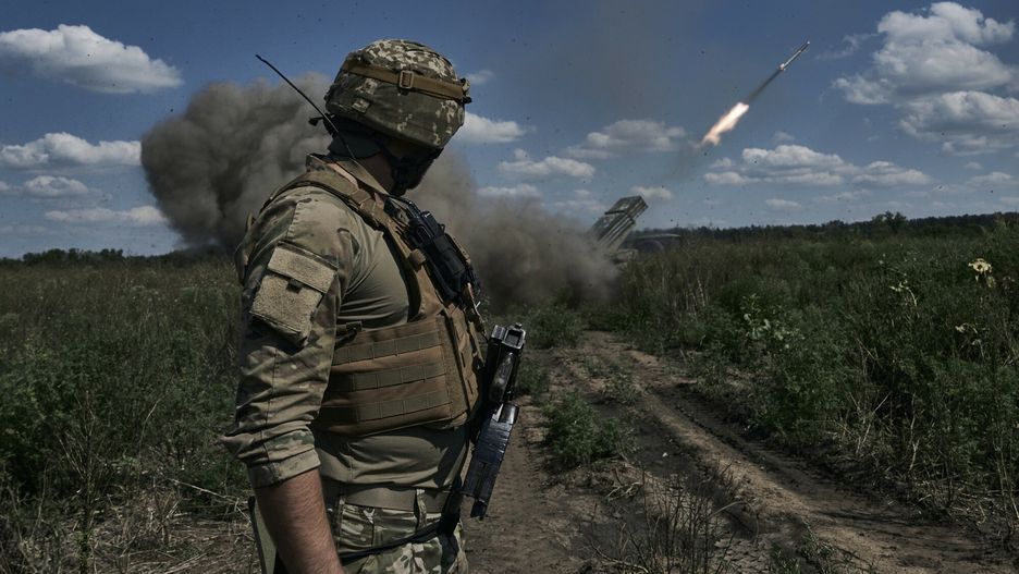Wojna w Ukrainie rok 2023
A Ukrainian soldier watches a Grad multiple launch rocket system firing shells with flyers near Bakhmut, Donetsk region, Ukraine, Sunday, Aug. 13, 2023. (AP Photo/Libkos)
LIBKOS