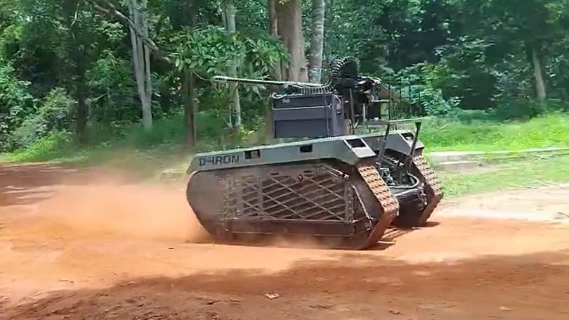 Tajscy żołnierze testują estońskiego THeMIS-a.