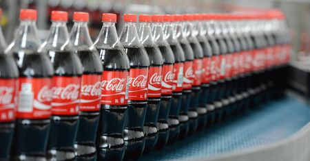 Ukraińskie sklepy czyszczą półki z produktów Coca-Coli. Bo nie wycofała się z Rosji