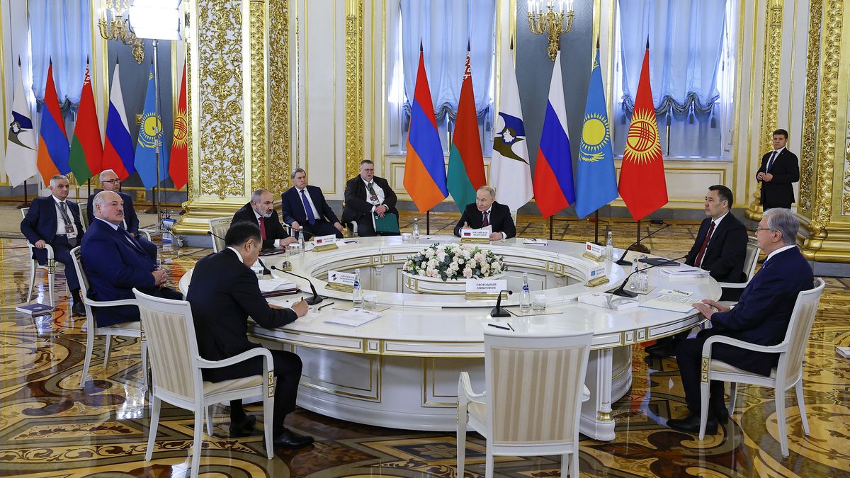 Officials, including Russian President Vladimir Putin (C), Armenian Prime Minister Nikol Pashinyan, Belarusian President Alexander Lukashenko, Kazakh President Kassym-Jomart Tokayev and Kyrgyz President Sadyr Japarov, sit at the table during a meeting of the Supreme Eurasian Economic Council at the summit of the Eurasian Economic Union (EAEU) in Moscow, Russia, 08 May 2024. EPA/EVGENIA NOVOZHENINA / POOL Dostawca: PAP/EPA.