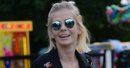 Włożyła kostium modelujący sylwetkę. Chodzi o strategiczne wycięcia