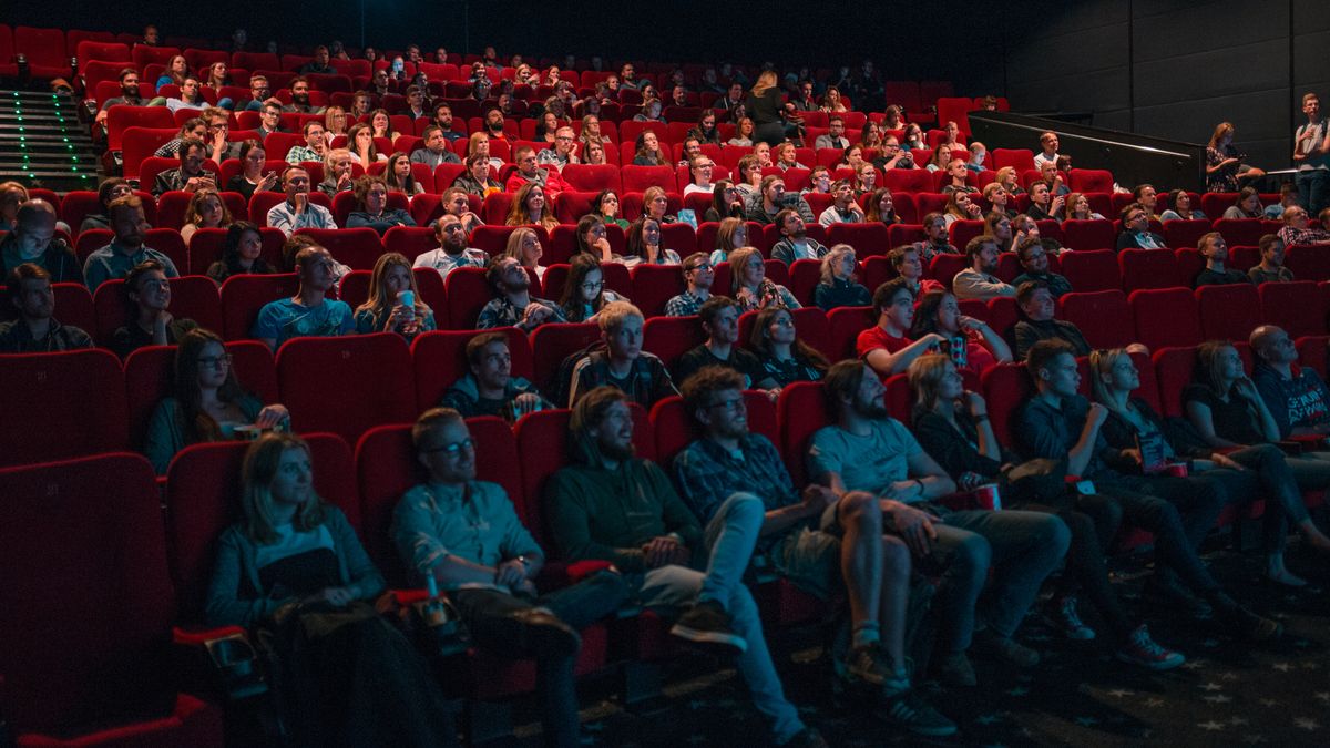 Najśmieszniejsze polskie komedie, przy których można płakać ze śmiechu.