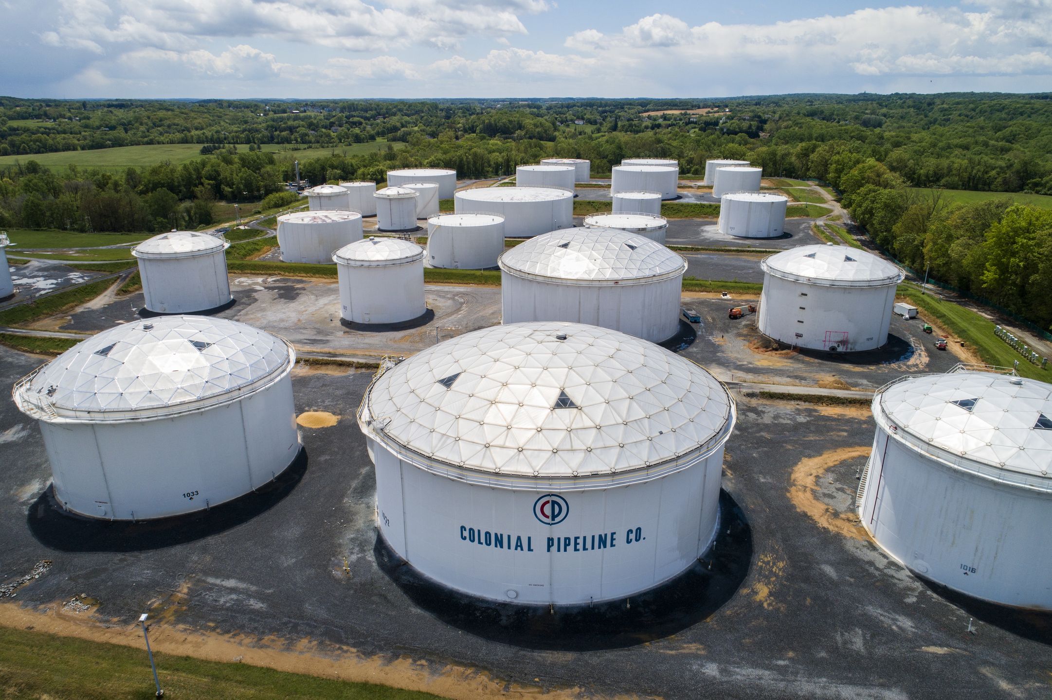 epa09186065 An image made with a drone shows fuel tanks at a Colonial Pipeline breakout station in Woodbine, Maryland, USA, 08 May 2021. A cyberattack forced the shutdown of 5,500 miles of Colonial Pipeline's sprawling interstate system, which carries gasoline and jet fuel from Texas to New York.  EPA/JIM LO SCALZO Dostawca: PAP/EPA.