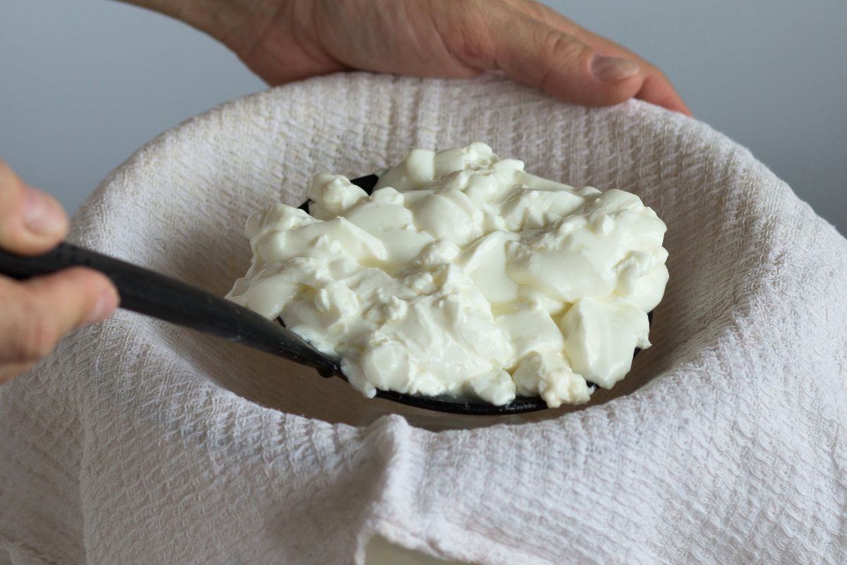 Labneh to kremowy serek z gęstego jogurtu