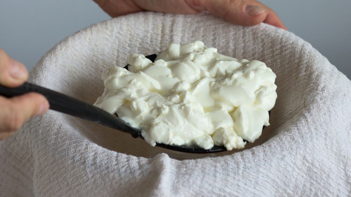 Labneh to kremowy serek z gęstego jogurtu