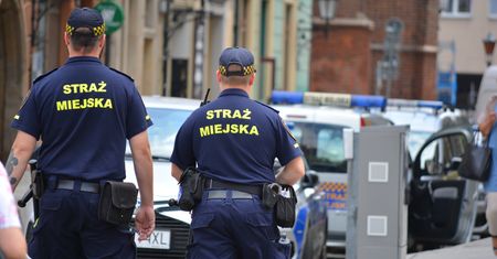 Zarobki w straży miejskiej wbijają w fotel! Te kwoty mogą zaskoczyć