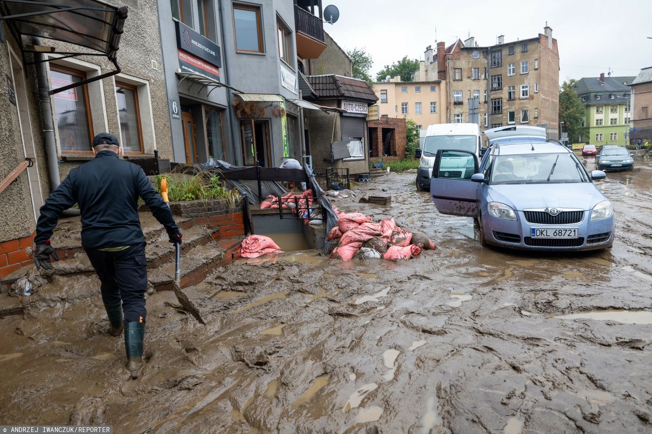 Pojechał pomagać powodzianom. Został okradziony na 30 tys. zł