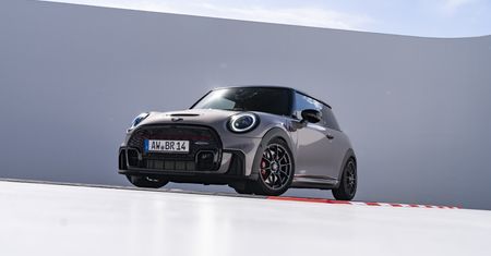 Nowe Mini z manualną skrzynią biegów? Szefowa marki prosi, byście o tym zapomnieli