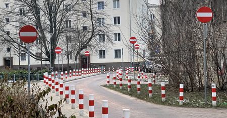Muranów słupkami stoi. To bat na kierowców