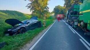 Motocyklista i pasażer w szpitalu. Wypadek w Sikorzu. Droga zablokowana. Lądował LPR!