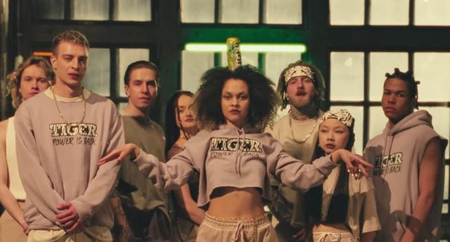 Napój Tiger promowany w nowym teledysku Young Leosi