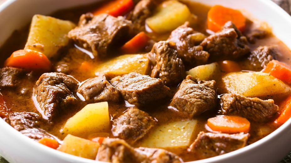 Zupa gulaszowa to świetny pomysł na obiad