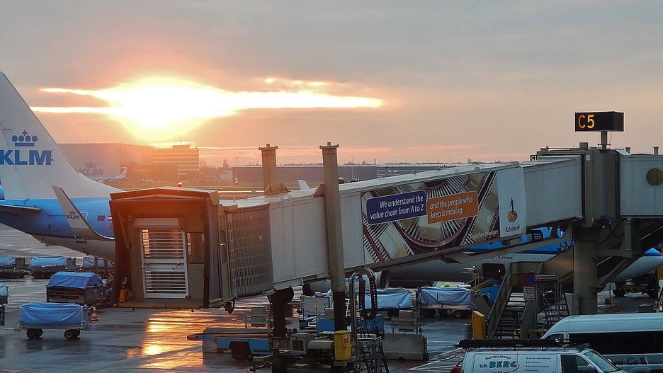 Koronawirus. Polka aresztowana w Holandii. Gryzła i kopała załogę samolotu