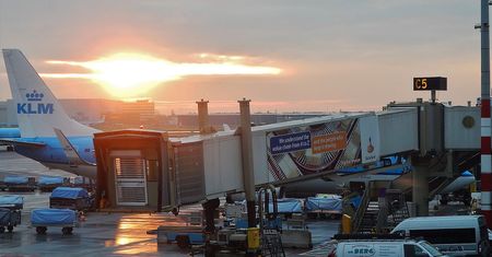 Koronawirus. 41-letnia Polka zatrzymana na lotnisku Schiphol. Gryzła i kopała załogę samolotu