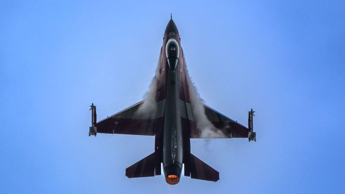 A Polish Air Force Lockheed Martin F-16C Fighting Falcon from the 6 Eskadra Lotnictwa Taktycznego/Tiger Demo Team participates in the Royal International Air Tattoo at RAF Fairford in Gloucestershire, England, on July 19, 2025. (Photo by Jon Hobley | MI News/NurPhoto via Getty Images)