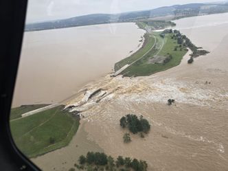 Runął przepust między zbiornikami. Konieczna ewakuacja mieszkańców