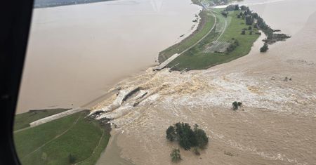 Runął przepust między zbiornikami. Konieczna ewakuacja mieszkańców