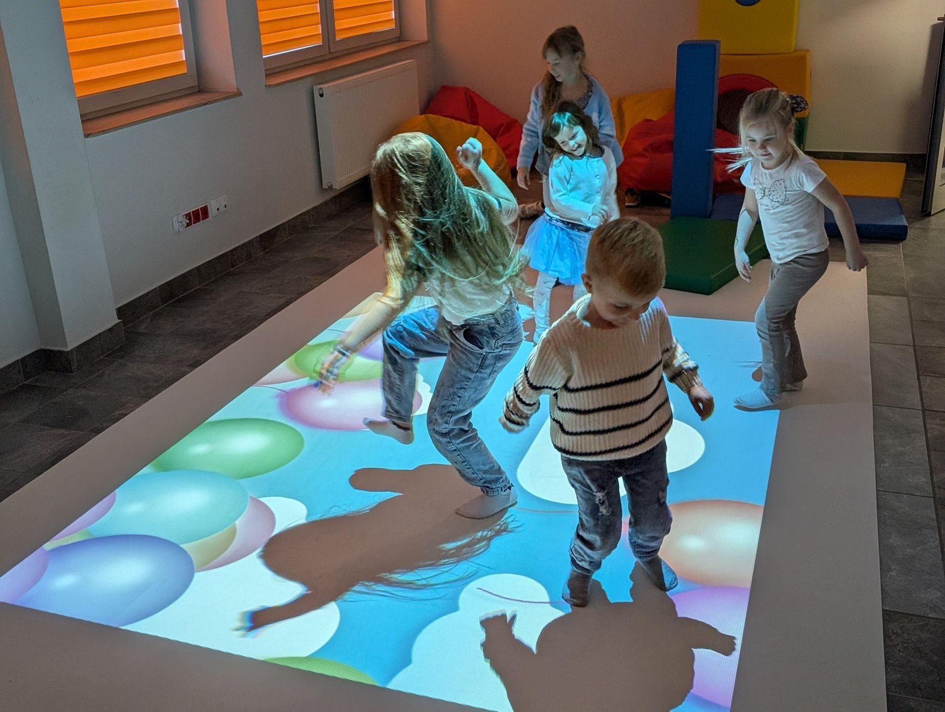 Dla najmłodszych przygotowano także zajęcia edukacyjne, zabawy animacyjne w Multiroomie i czytelni sensorycznej.