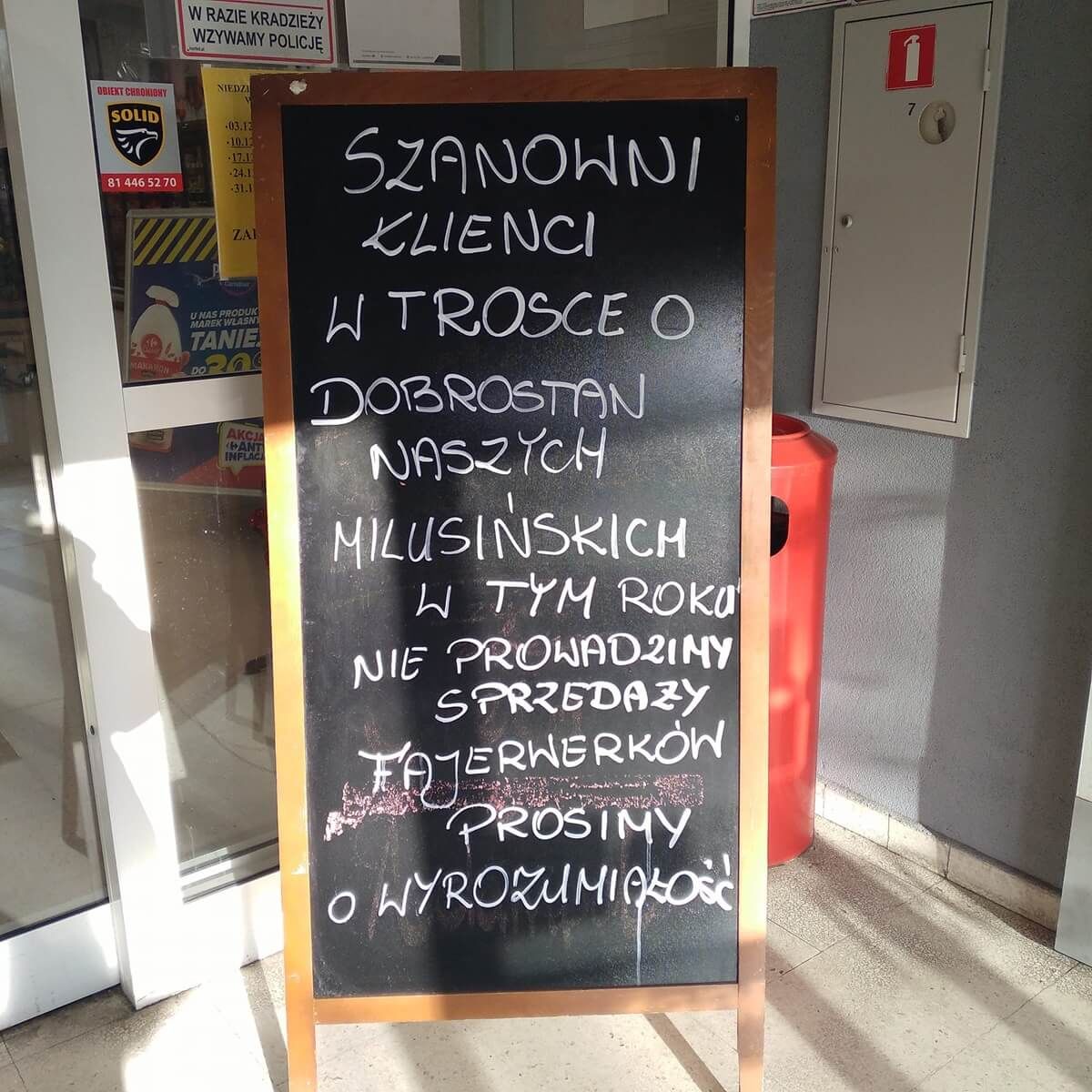 „Szanowni Klienci. W trosce o dobrostan naszych milusińskich, w tym roku nie prowadzimy sprzedaży fajerwerków. Prosimy o wyrozumiałość” - czytamy w komunikacie przed wejściem do sklepu Carrefour Market przy al. Andersa w Lublinie.