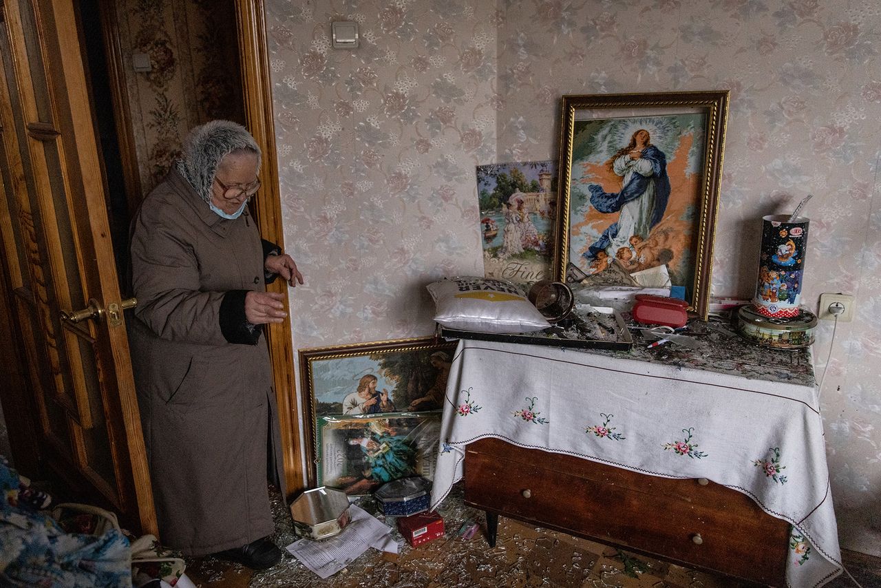 Starsza kobieta poszła sprawdzić, co z jej mieszkaniem po ataku rakietowym na Kijów.