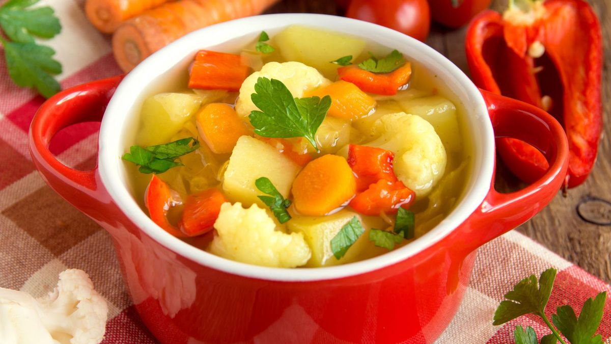 Zupa jarzynowa to niskokaloryczny, zdrowy posiłek